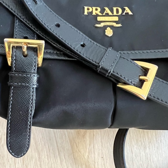 Prada Tessuto Messenger bag with Saffiano leather trim - Picture 6 of 10